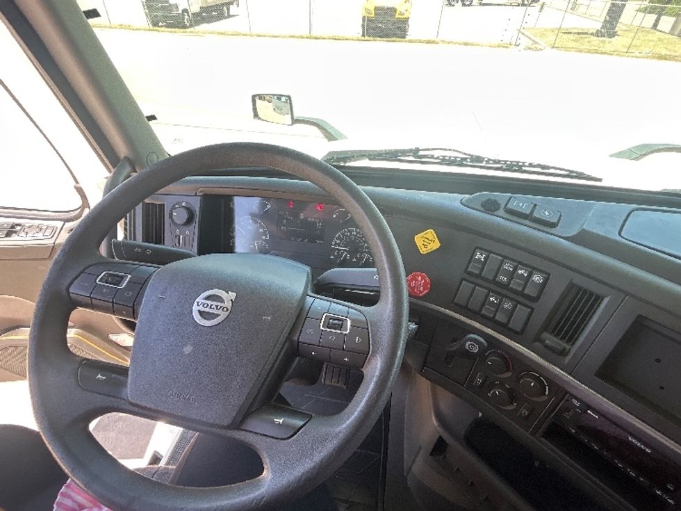 Sleeper Tractor-Heavy Duty Tractors-Volvo-2022-VNL64760-Dallas-TX-406,958\n\t\tmiles-$ 89,500 - Image 11