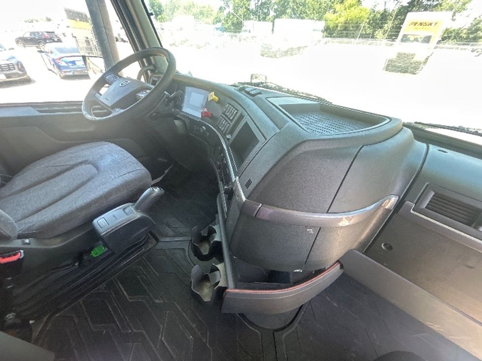 Sleeper Tractor-Heavy Duty Tractors-Volvo-2022-VNL64760-Dallas-TX-406,958\n\t\tmiles-$ 89,500 - Image 15