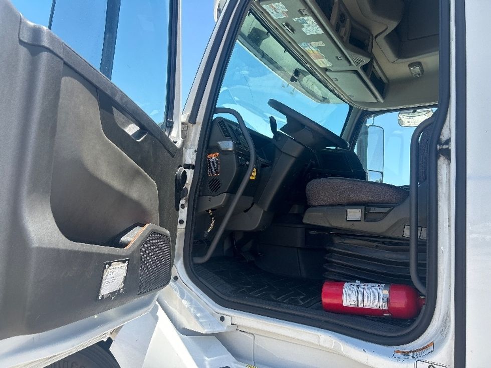 Sleeper Tractor-Heavy Duty Tractors-Volvo-2022-VNL64760-Dallas-TX-406,958\n\t\tmiles-$ 89,500 - Image 9