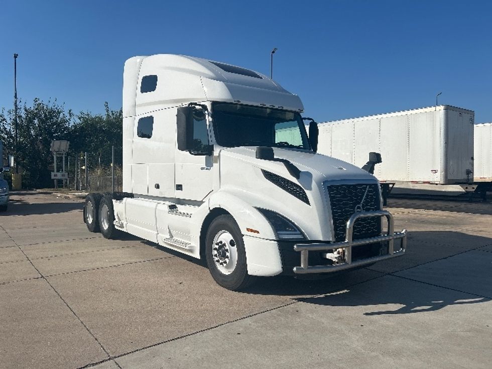 Sleeper Tractor-Heavy Duty Tractors-Volvo-2022-VNL64760-Dallas-TX-499,818\n\t\tmiles-$ 76,250 - Image 1