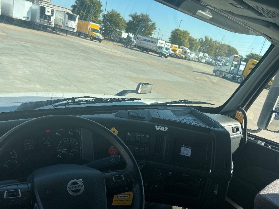 Sleeper Tractor-Heavy Duty Tractors-Volvo-2022-VNL64760-Dallas-TX-499,818\n\t\tmiles-$ 76,250 - Image 11