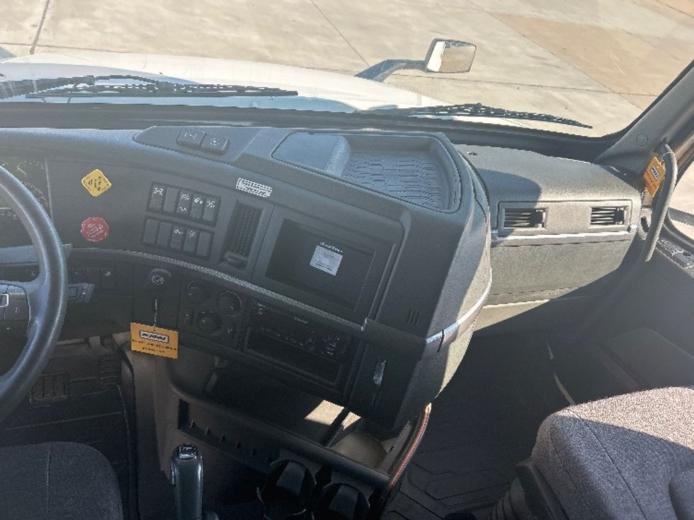 Sleeper Tractor-Heavy Duty Tractors-Volvo-2022-VNL64760-Dallas-TX-499,818\n\t\tmiles-$ 76,250 - Image 12