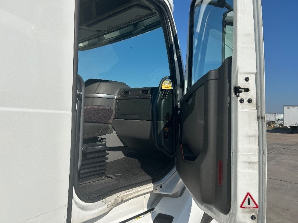 Sleeper Tractor-Heavy Duty Tractors-Volvo-2022-VNL64760-Dallas-TX-499,818\n\t\tmiles-$ 76,250 - Image 13