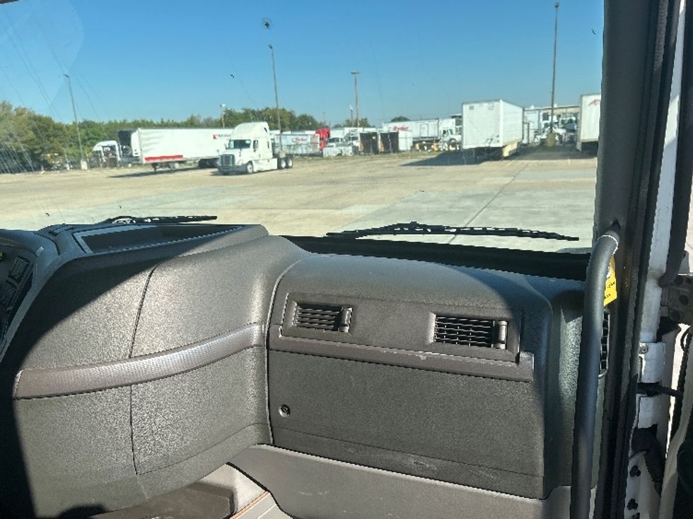 Sleeper Tractor-Heavy Duty Tractors-Volvo-2022-VNL64760-Dallas-TX-499,818\n\t\tmiles-$ 76,250 - Image 14