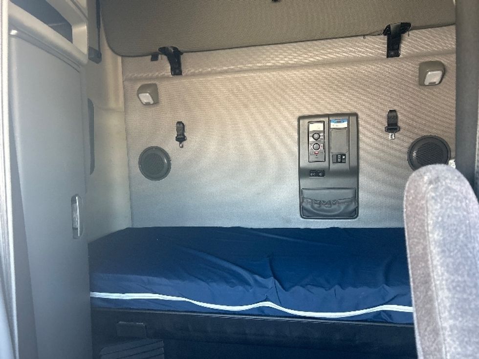 Sleeper Tractor-Heavy Duty Tractors-Volvo-2022-VNL64760-Dallas-TX-499,818\n\t\tmiles-$ 76,250 - Image 16