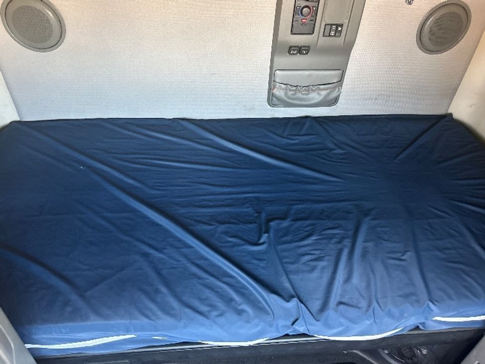 Sleeper Tractor-Heavy Duty Tractors-Volvo-2022-VNL64760-Dallas-TX-499,818\n\t\tmiles-$ 76,250 - Image 17