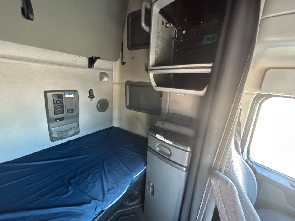 Sleeper Tractor-Heavy Duty Tractors-Volvo-2022-VNL64760-Dallas-TX-499,818\n\t\tmiles-$ 76,250 - Image 18