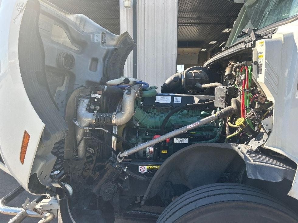 Sleeper Tractor-Heavy Duty Tractors-Volvo-2022-VNL64760-Dallas-TX-499,818\n\t\tmiles-$ 76,250 - Image 20