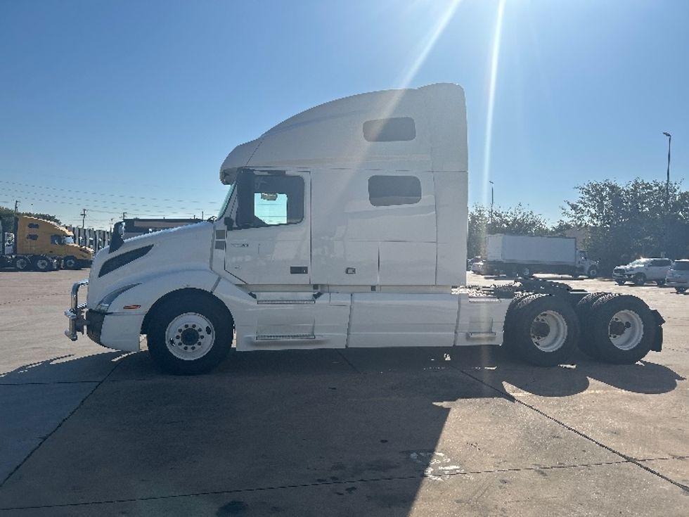 Sleeper Tractor-Heavy Duty Tractors-Volvo-2022-VNL64760-Dallas-TX-499,818\n\t\tmiles-$ 76,250 - Image 4