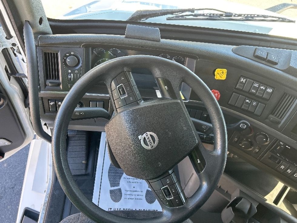 Sleeper Tractor-Heavy Duty Tractors-Volvo-2022-VNL64760-Dalton-GA-479,469\n\t\tmiles-$ 79,500 - Image 11