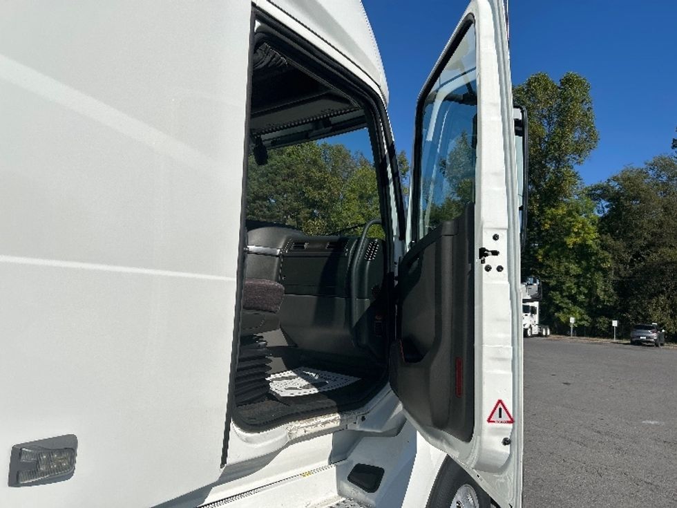Sleeper Tractor-Heavy Duty Tractors-Volvo-2022-VNL64760-Dalton-GA-479,469\n\t\tmiles-$ 79,500 - Image 13