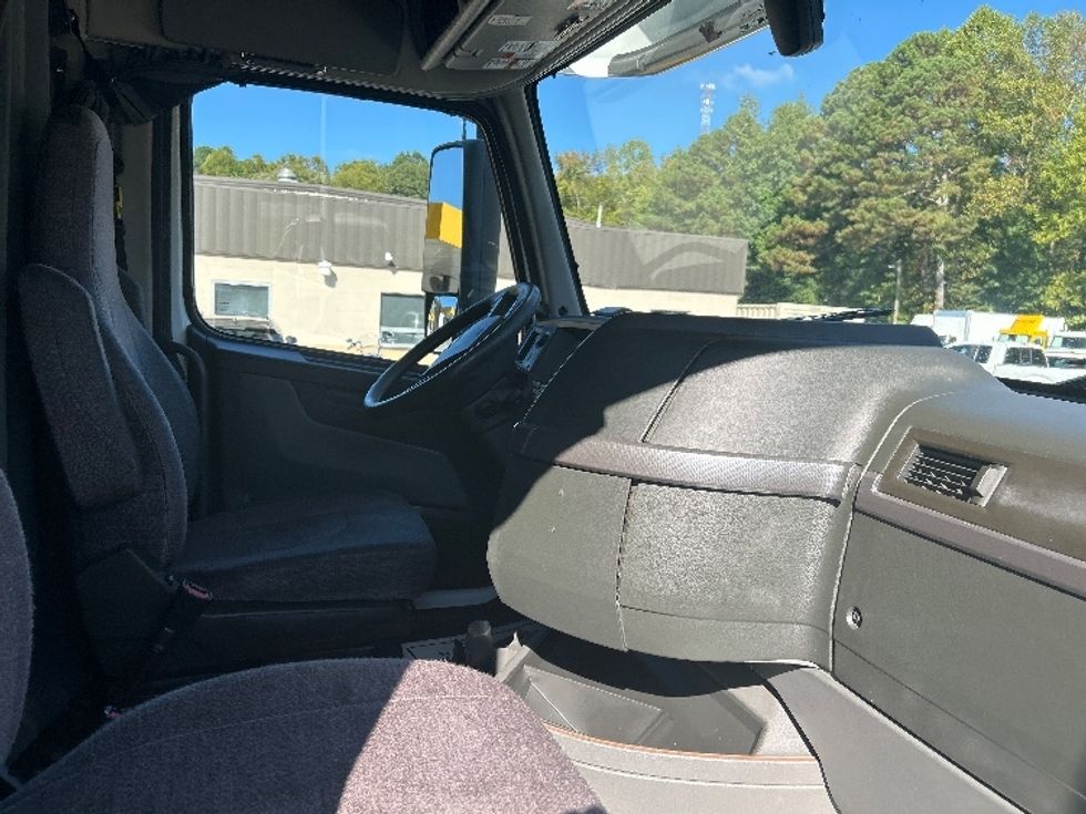 Sleeper Tractor-Heavy Duty Tractors-Volvo-2022-VNL64760-Dalton-GA-479,469\n\t\tmiles-$ 79,500 - Image 15