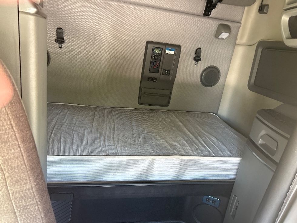 Sleeper Tractor-Heavy Duty Tractors-Volvo-2022-VNL64760-Dalton-GA-479,469\n\t\tmiles-$ 79,500 - Image 16