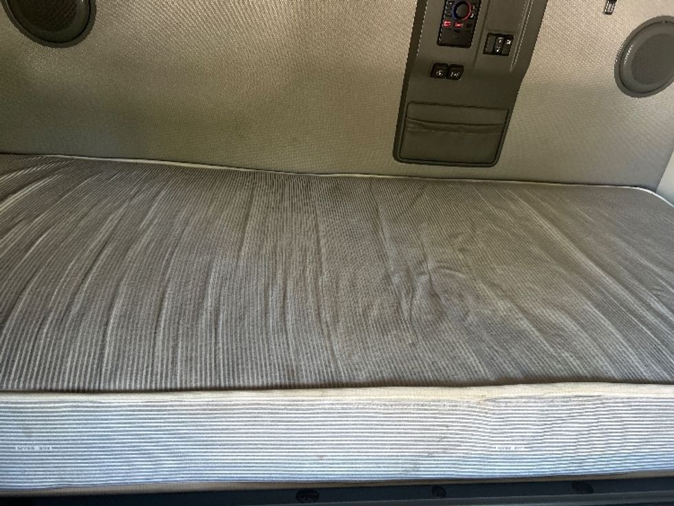 Sleeper Tractor-Heavy Duty Tractors-Volvo-2022-VNL64760-Dalton-GA-479,469\n\t\tmiles-$ 79,500 - Image 17