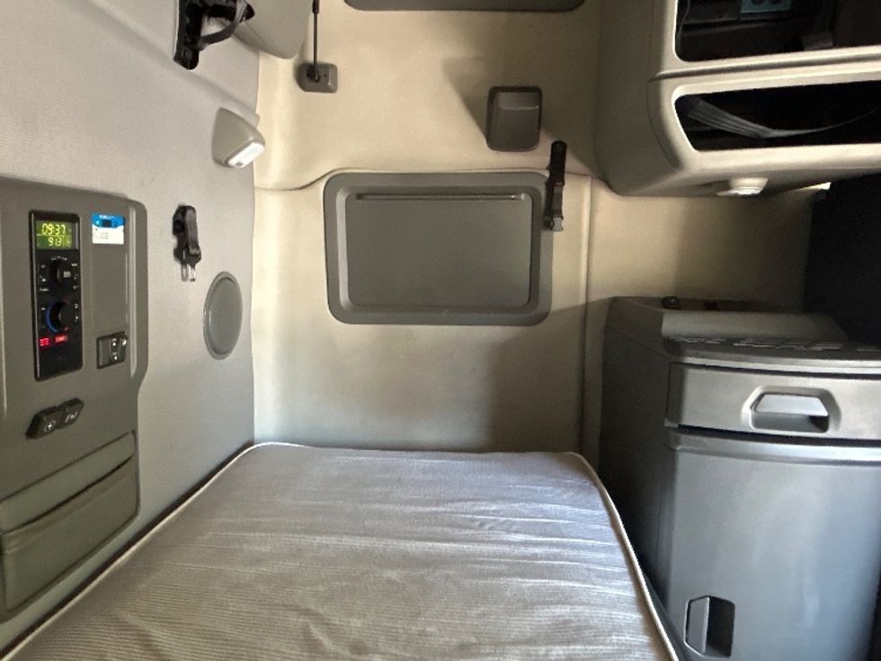 Sleeper Tractor-Heavy Duty Tractors-Volvo-2022-VNL64760-Dalton-GA-479,469\n\t\tmiles-$ 79,500 - Image 18