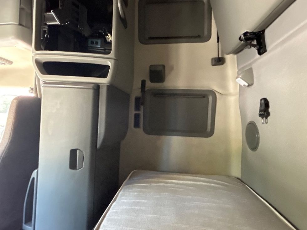 Sleeper Tractor-Heavy Duty Tractors-Volvo-2022-VNL64760-Dalton-GA-479,469\n\t\tmiles-$ 79,500 - Image 19