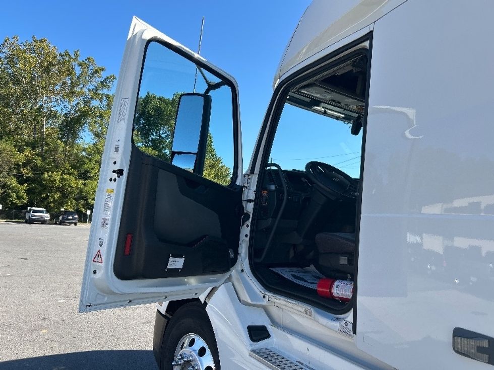 Sleeper Tractor-Heavy Duty Tractors-Volvo-2022-VNL64760-Dalton-GA-479,469\n\t\tmiles-$ 79,500 - Image 9