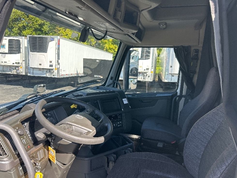 Sleeper Tractor-Heavy Duty Tractors-Volvo-2022-VNL64760-Dayton-OH-287,270\n\t\tmiles-$ 92,750 - Image 10