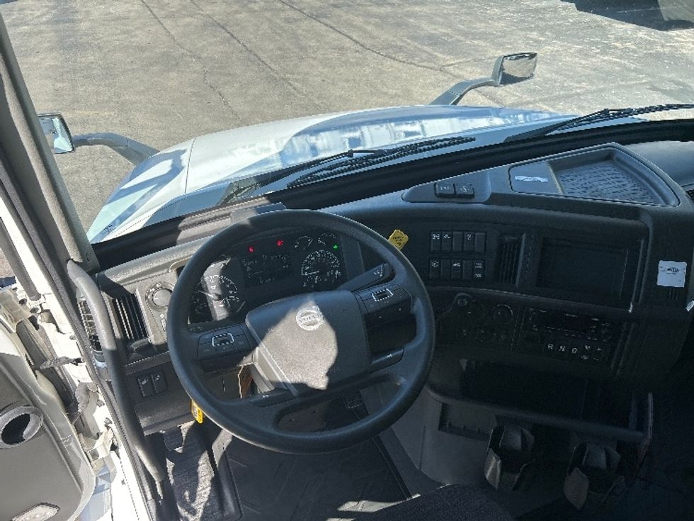 Sleeper Tractor-Heavy Duty Tractors-Volvo-2022-VNL64760-Dayton-OH-287,270\n\t\tmiles-$ 92,750 - Image 11