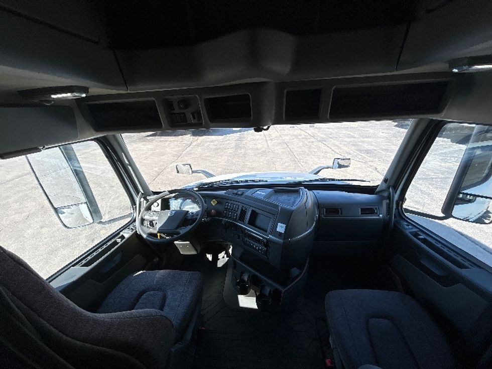 Sleeper Tractor-Heavy Duty Tractors-Volvo-2022-VNL64760-Dayton-OH-287,270\n\t\tmiles-$ 92,750 - Image 12