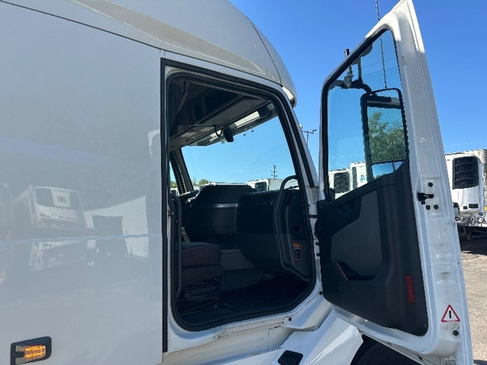 Sleeper Tractor-Heavy Duty Tractors-Volvo-2022-VNL64760-Dayton-OH-287,270\n\t\tmiles-$ 92,750 - Image 13