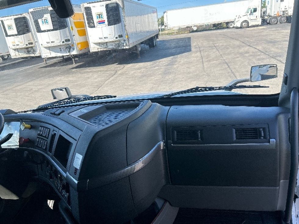 Sleeper Tractor-Heavy Duty Tractors-Volvo-2022-VNL64760-Dayton-OH-287,270\n\t\tmiles-$ 92,750 - Image 14