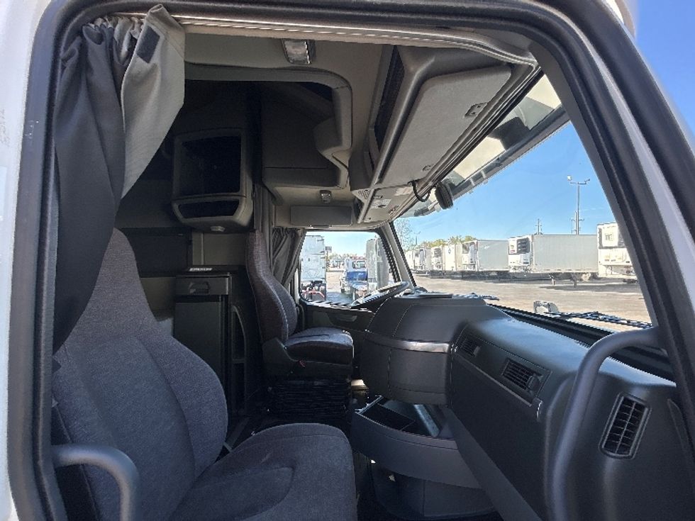 Sleeper Tractor-Heavy Duty Tractors-Volvo-2022-VNL64760-Dayton-OH-287,270\n\t\tmiles-$ 92,750 - Image 15