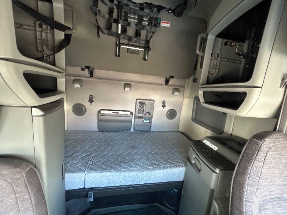 Sleeper Tractor-Heavy Duty Tractors-Volvo-2022-VNL64760-Dayton-OH-287,270\n\t\tmiles-$ 92,750 - Image 16