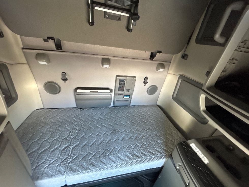 Sleeper Tractor-Heavy Duty Tractors-Volvo-2022-VNL64760-Dayton-OH-287,270\n\t\tmiles-$ 92,750 - Image 17