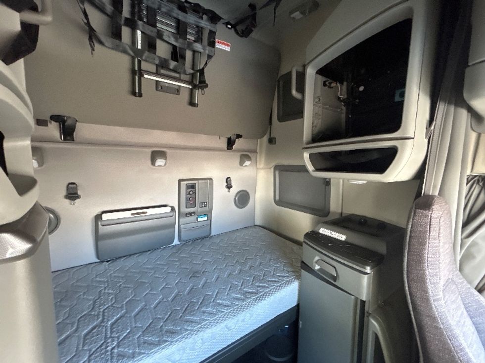 Sleeper Tractor-Heavy Duty Tractors-Volvo-2022-VNL64760-Dayton-OH-287,270\n\t\tmiles-$ 92,750 - Image 18