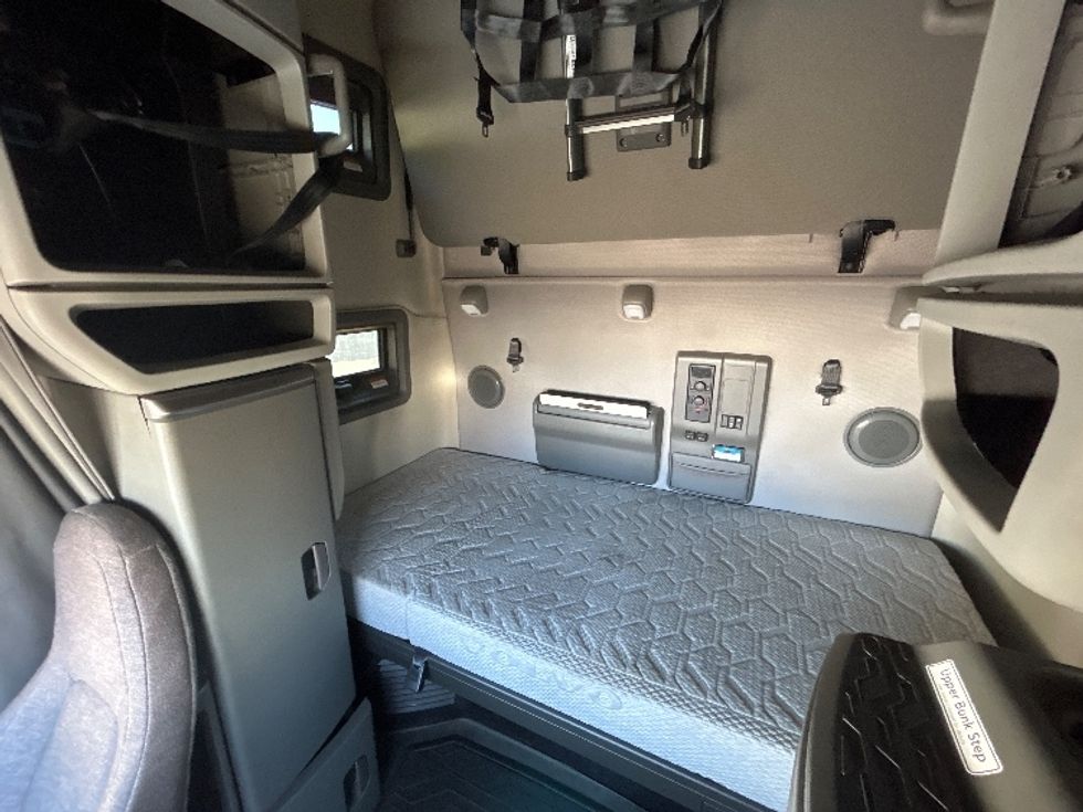 Sleeper Tractor-Heavy Duty Tractors-Volvo-2022-VNL64760-Dayton-OH-287,270\n\t\tmiles-$ 92,750 - Image 19