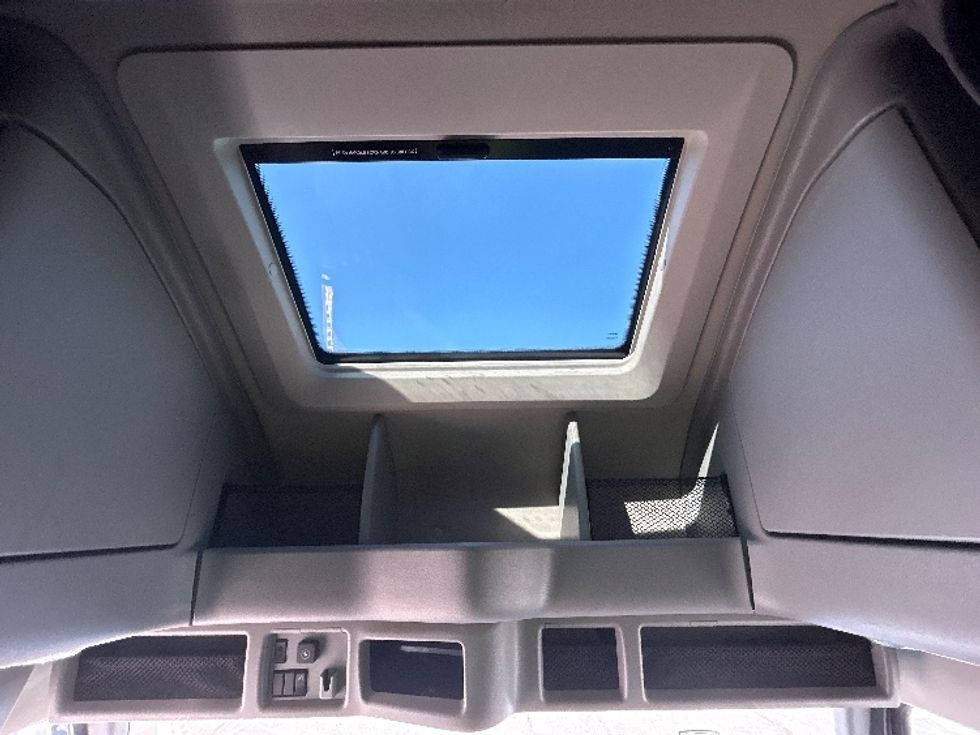 Sleeper Tractor-Heavy Duty Tractors-Volvo-2022-VNL64760-Dayton-OH-287,270\n\t\tmiles-$ 92,750 - Image 23