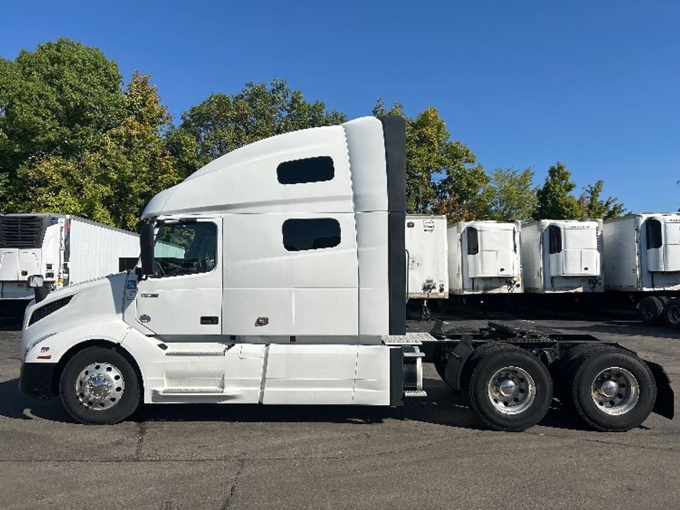 Sleeper Tractor-Heavy Duty Tractors-Volvo-2022-VNL64760-Dayton-OH-287,270\n\t\tmiles-$ 92,750 - Image 4