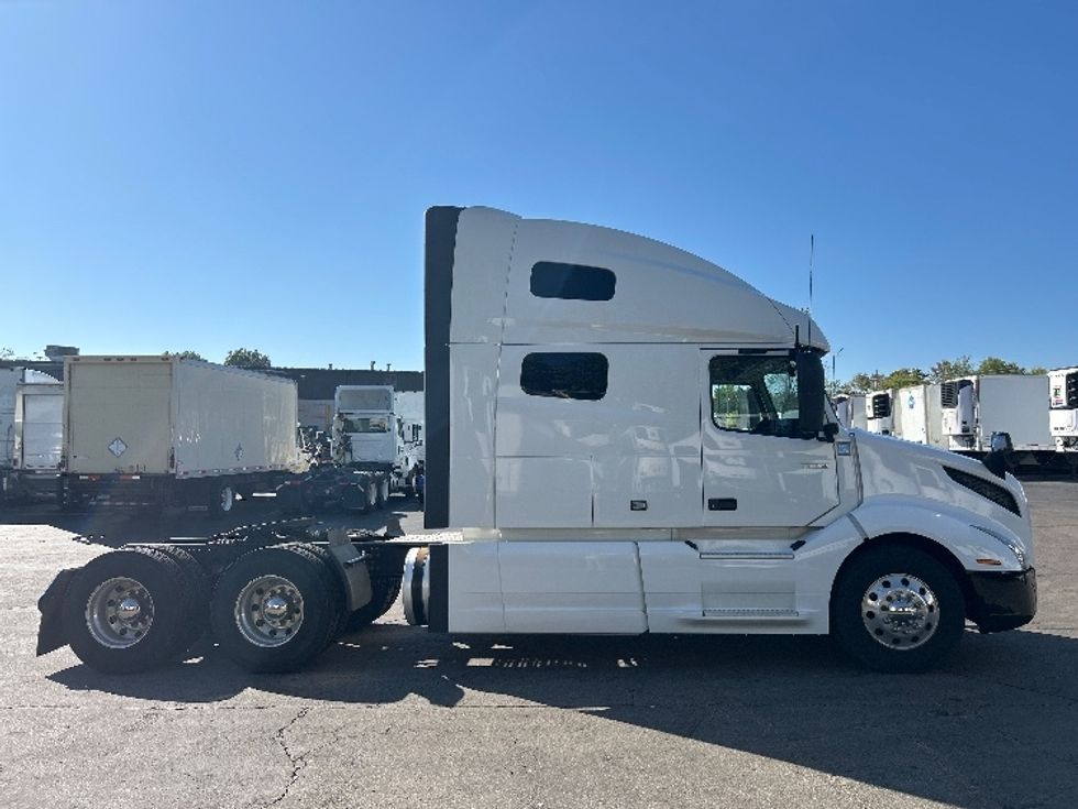 Sleeper Tractor-Heavy Duty Tractors-Volvo-2022-VNL64760-Dayton-OH-287,270\n\t\tmiles-$ 92,750 - Image 8