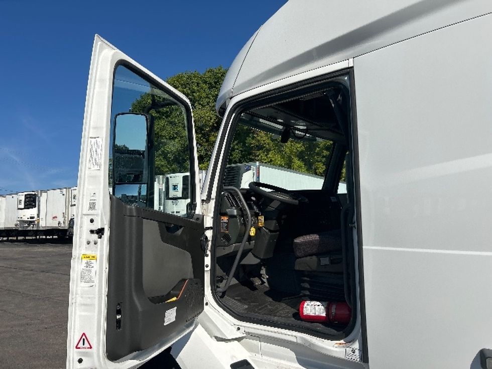 Sleeper Tractor-Heavy Duty Tractors-Volvo-2022-VNL64760-Dayton-OH-287,270\n\t\tmiles-$ 92,750 - Image 9