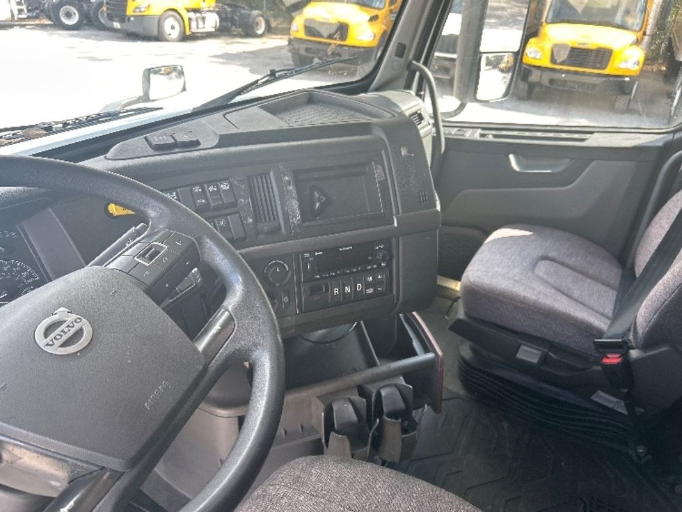 Sleeper Tractor-Heavy Duty Tractors-Volvo-2022-VNL64760-Daytona Beach-FL-469,003\n\t\tmiles-$ 72,750 - Image 10