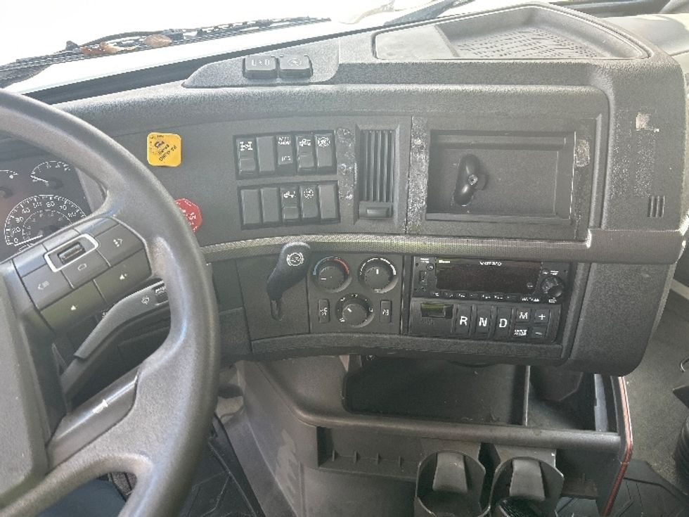 Sleeper Tractor-Heavy Duty Tractors-Volvo-2022-VNL64760-Daytona Beach-FL-469,003\n\t\tmiles-$ 72,750 - Image 11