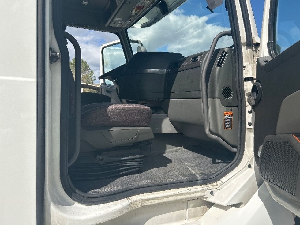 Sleeper Tractor-Heavy Duty Tractors-Volvo-2022-VNL64760-Daytona Beach-FL-469,003\n\t\tmiles-$ 72,750 - Image 13