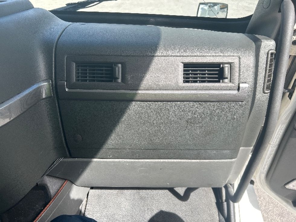 Sleeper Tractor-Heavy Duty Tractors-Volvo-2022-VNL64760-Daytona Beach-FL-469,003\n\t\tmiles-$ 72,750 - Image 14