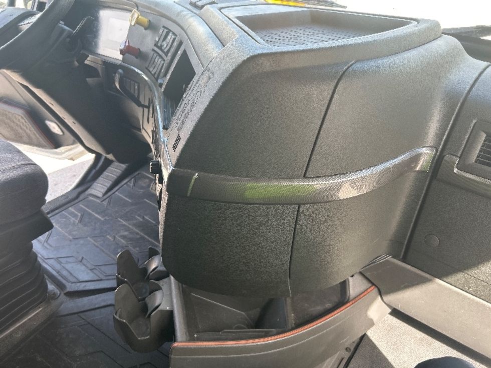 Sleeper Tractor-Heavy Duty Tractors-Volvo-2022-VNL64760-Daytona Beach-FL-469,003\n\t\tmiles-$ 72,750 - Image 15