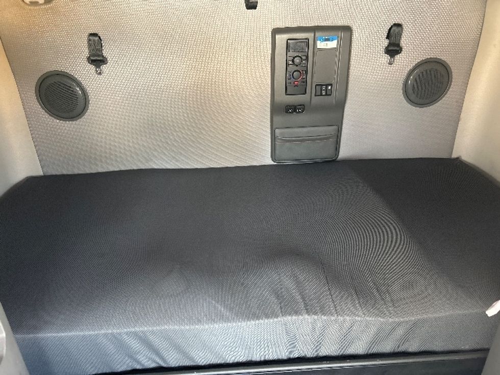 Sleeper Tractor-Heavy Duty Tractors-Volvo-2022-VNL64760-Daytona Beach-FL-469,003\n\t\tmiles-$ 72,750 - Image 16