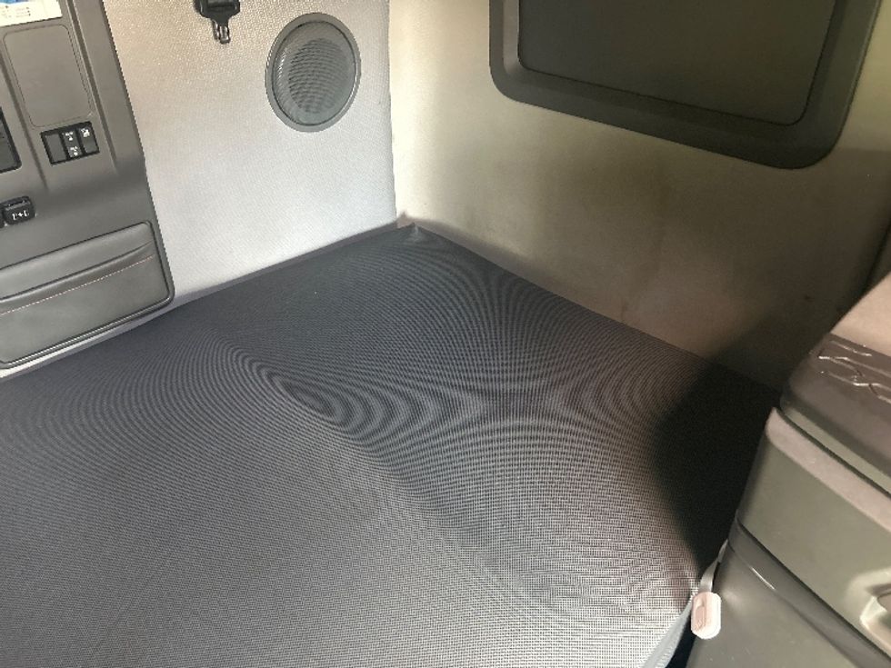 Sleeper Tractor-Heavy Duty Tractors-Volvo-2022-VNL64760-Daytona Beach-FL-469,003\n\t\tmiles-$ 72,750 - Image 17