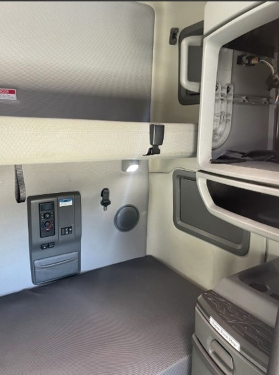 Sleeper Tractor-Heavy Duty Tractors-Volvo-2022-VNL64760-Daytona Beach-FL-469,003\n\t\tmiles-$ 72,750 - Image 18