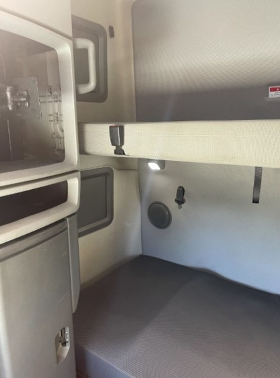 Sleeper Tractor-Heavy Duty Tractors-Volvo-2022-VNL64760-Daytona Beach-FL-469,003\n\t\tmiles-$ 72,750 - Image 19