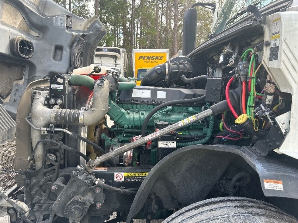 Sleeper Tractor-Heavy Duty Tractors-Volvo-2022-VNL64760-Daytona Beach-FL-469,003\n\t\tmiles-$ 72,750 - Image 21