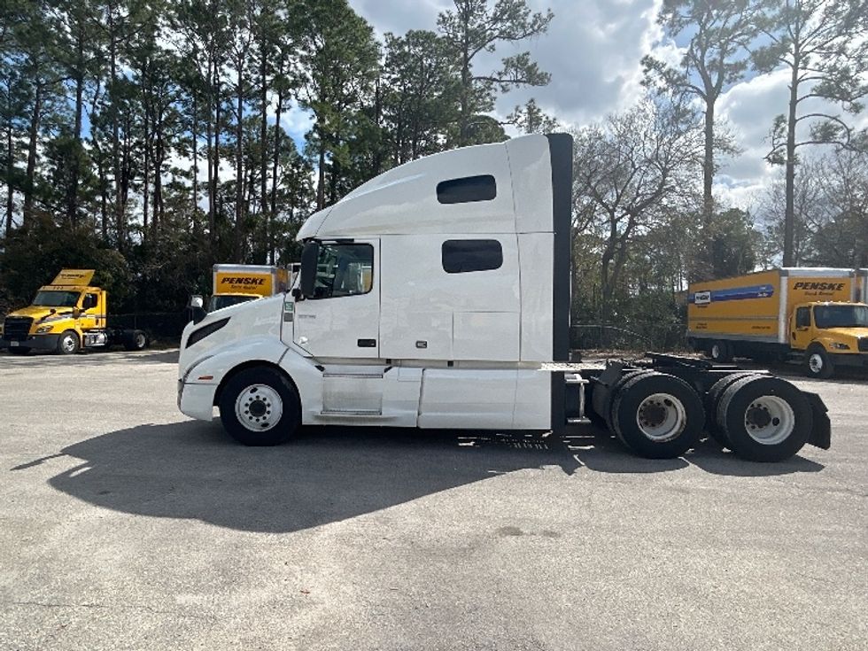 Sleeper Tractor-Heavy Duty Tractors-Volvo-2022-VNL64760-Daytona Beach-FL-469,003\n\t\tmiles-$ 72,750 - Image 4