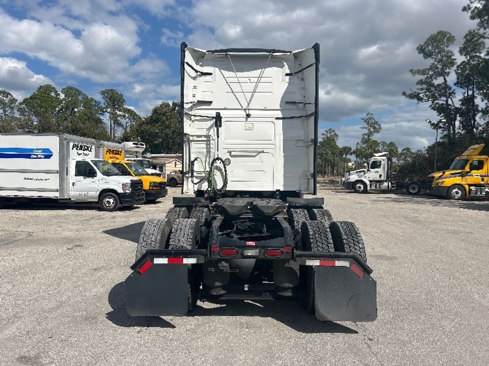 Sleeper Tractor-Heavy Duty Tractors-Volvo-2022-VNL64760-Daytona Beach-FL-469,003\n\t\tmiles-$ 72,750 - Image 6