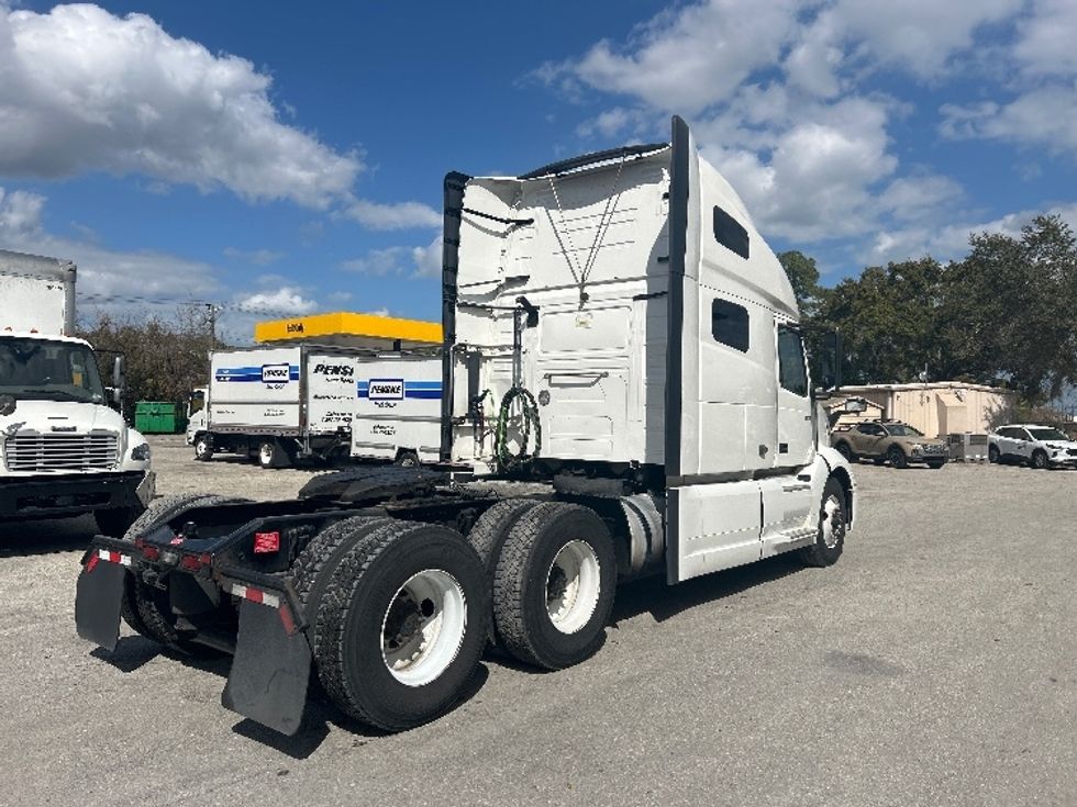 Sleeper Tractor-Heavy Duty Tractors-Volvo-2022-VNL64760-Daytona Beach-FL-469,003\n\t\tmiles-$ 72,750 - Image 7