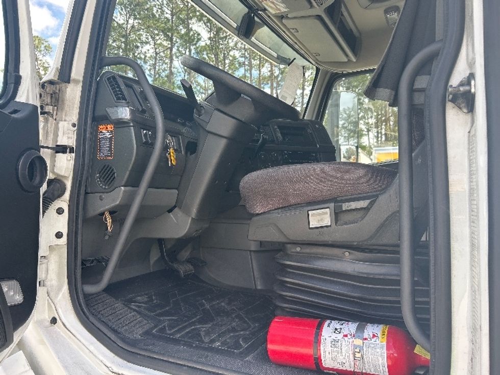 Sleeper Tractor-Heavy Duty Tractors-Volvo-2022-VNL64760-Daytona Beach-FL-469,003\n\t\tmiles-$ 72,750 - Image 9