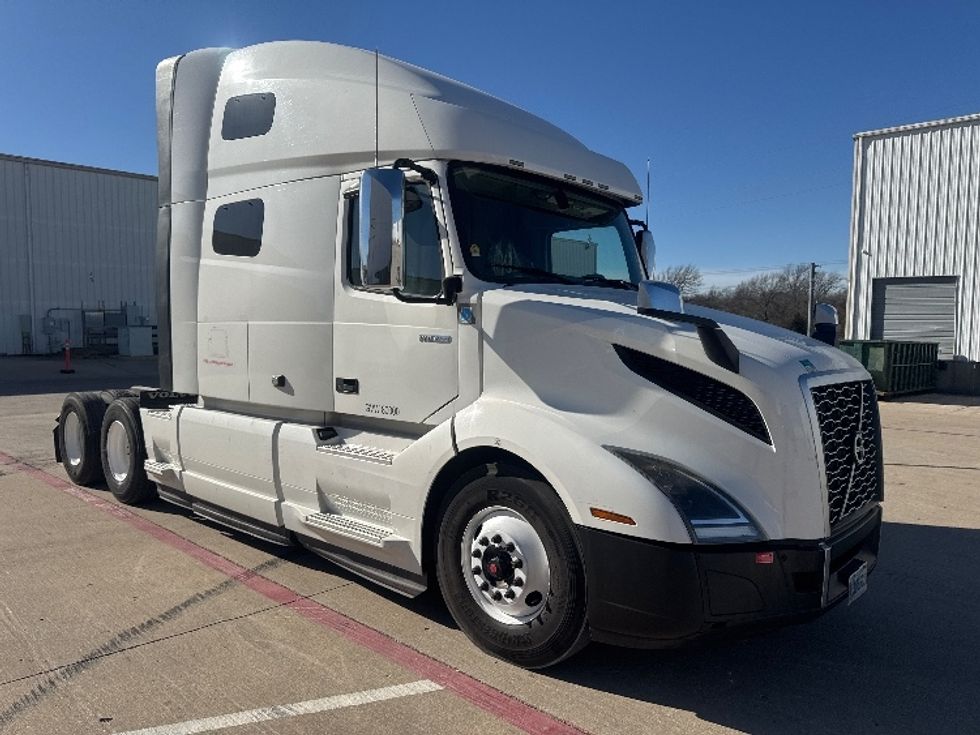 Sleeper Tractor-Heavy Duty Tractors-Volvo-2022-VNL64760-Denton-TX-268,082\n\t\tmiles-$ 98,750 - Image 1